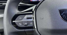 • Peugeot 408 zakelijke lease - Interieur – Stuurwielbediening