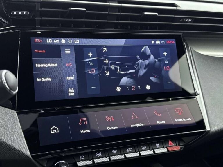 Peugeot 408 occasion lease - infotainmentscherm met klimaatinstellingen