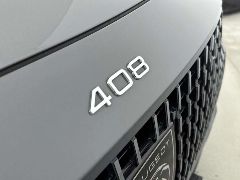 Peugeot 408 occasion lease - close-up van de flank met 408-badge naast de grille