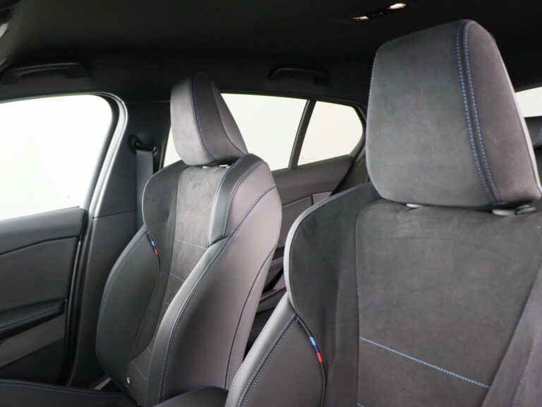 BMW 1-Serie M Sport leasen - voorstoelen in zwarte bekleding gezien vanuit het geopende portier