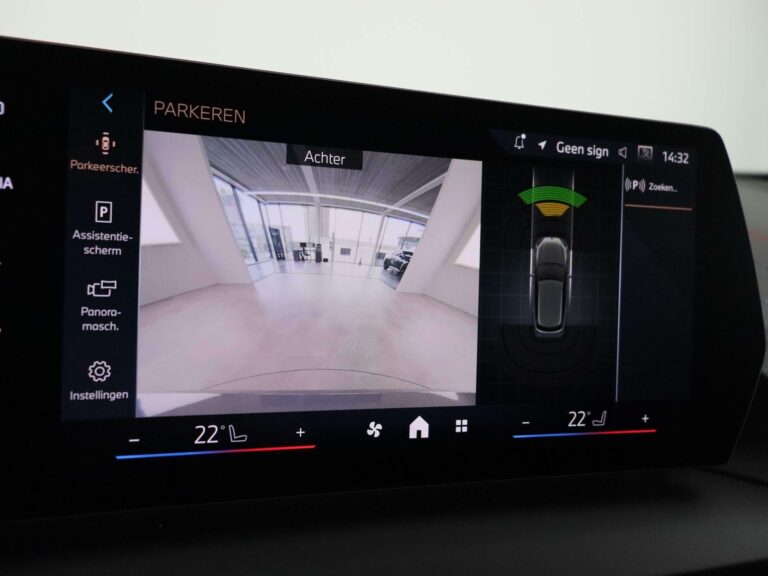 BMW 1-Serie M Sport leasen - infotainmentscherm met parkeerassistent en 360-gradenbeeld
