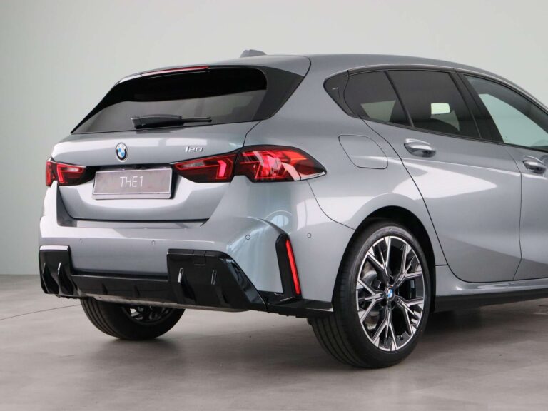 BMW 1-Serie occasion lease - schuin achteraanzicht met brandende achterlichten
