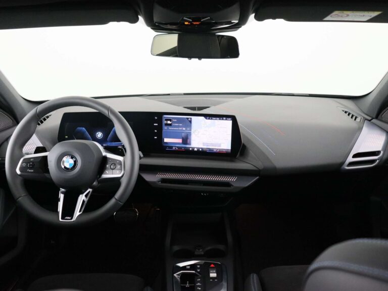 BMW 1-Serie uit voorraad leasen - dashboard gezien door de voorruit vanaf de bestuurdersstoel