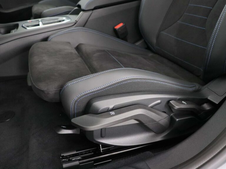 BMW 120 M Sport occasion lease - close-up van de zijkant van de voorstoel met contraststiksel