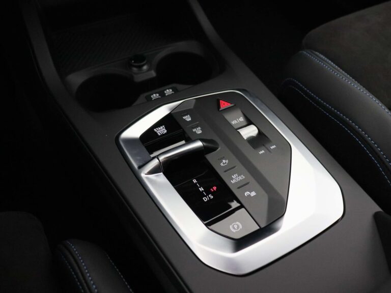 BMW 120 M Sport occasion lease - middenconsole met versnellingspook en rijmodusknoppen