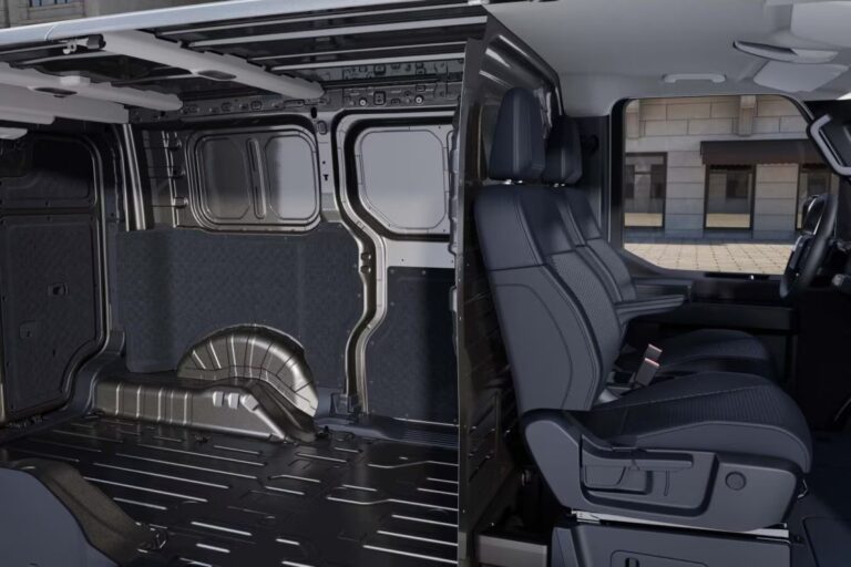 Kia PV5 leasen - lege laadruimte gezien vanuit de cabine met bestuurdersstoel