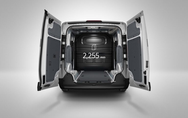 Kia PV5 leasen - achteraanzicht met geopende achterdeuren en laadlengte van 2.255 mm
