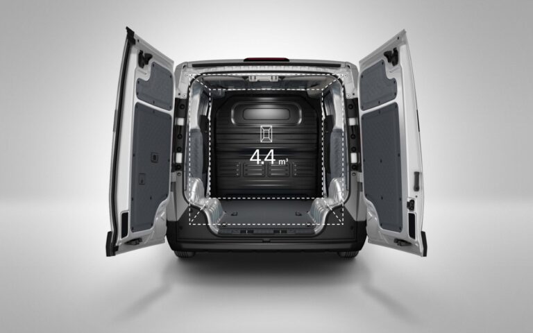Kia PV5 full operational leasen - laadruimte met geopende achterdeuren en laadvolume van 4,4 m3
