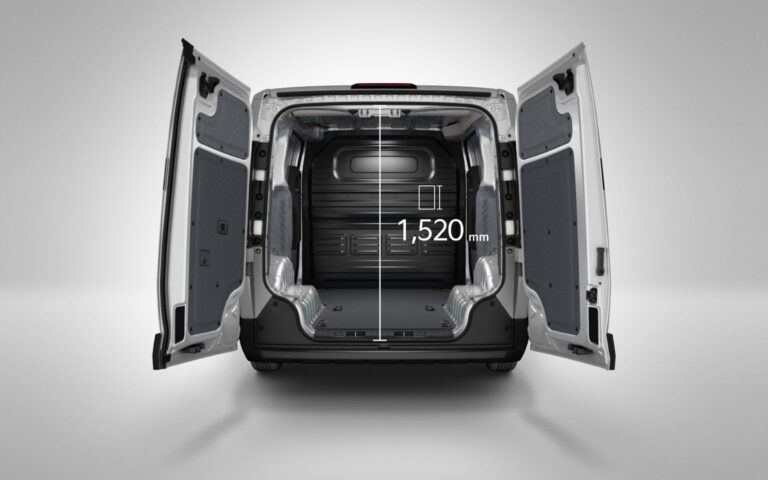 Kia PV5 leasen - laadruimte met geopende achterdeuren en laadbreedte van 1.520 mm