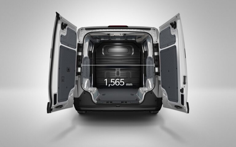 Kia PV5 full operational leasen - laadruimte met geopende achterdeuren en breedte tussen de wielkasten van 1.565 mm