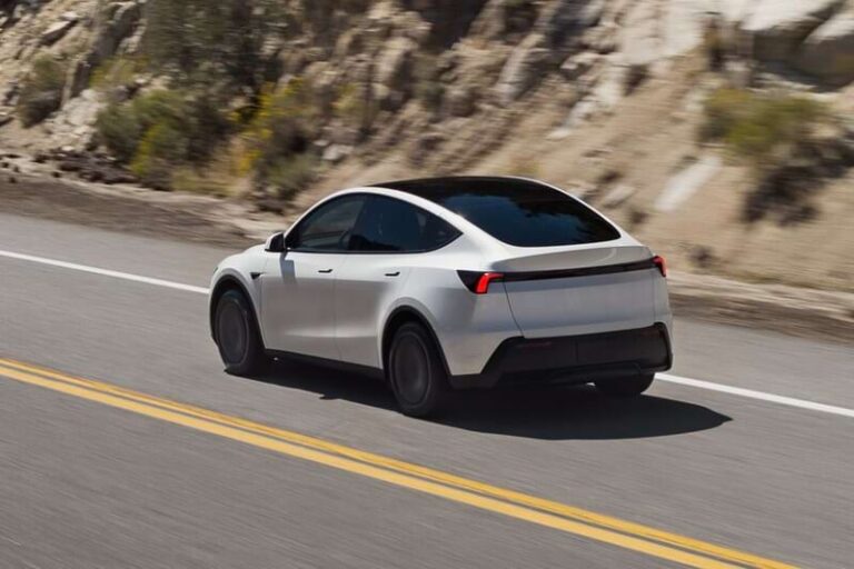 Tesla Model Y full operational lease - rijdend door een canyonlandschap