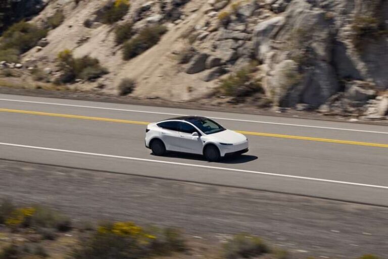 Tesla Model Y zakelijk leasen - rijdend over een bergweg