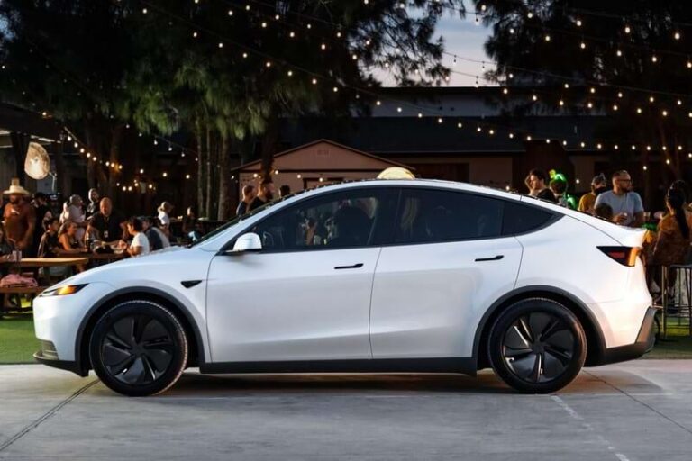 Tesla Model Y RWD zakelijke lease - avondsfeer op een terras