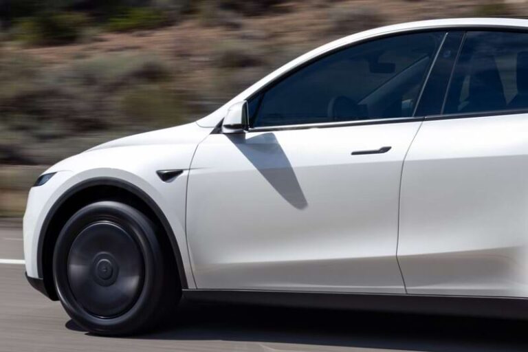 Tesla Model Y lease - zijflank in detail tijdens het rijden