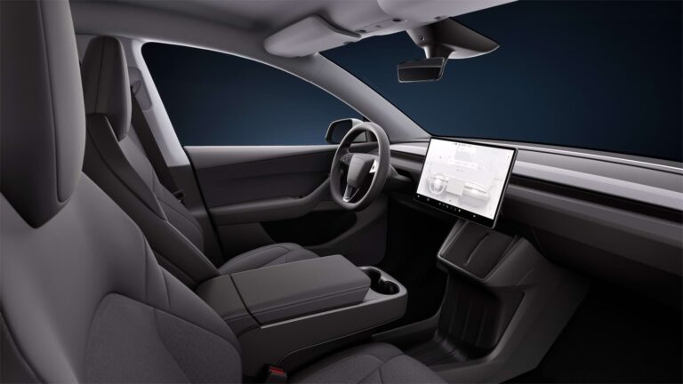 Tesla Model Y RWD leasen - interieur met stuur en touchscreen