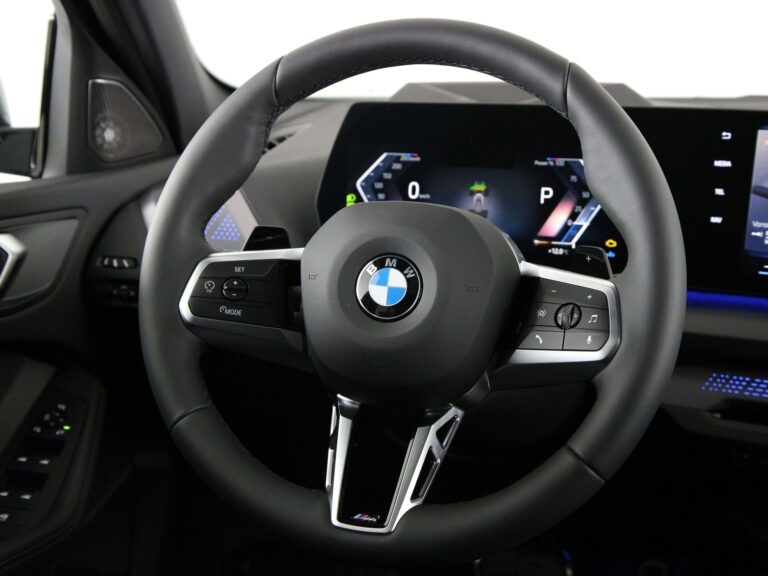 Zakelijk leasen BMW 1-Serie - close-up van het stuurwiel met BMW-logo en bedieningsknoppen