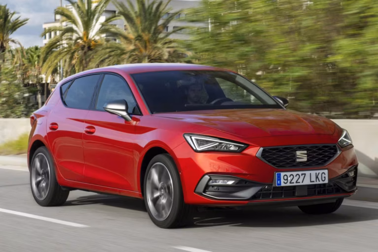 Seat Leon leasen - rijdend schuin vooraanzicht