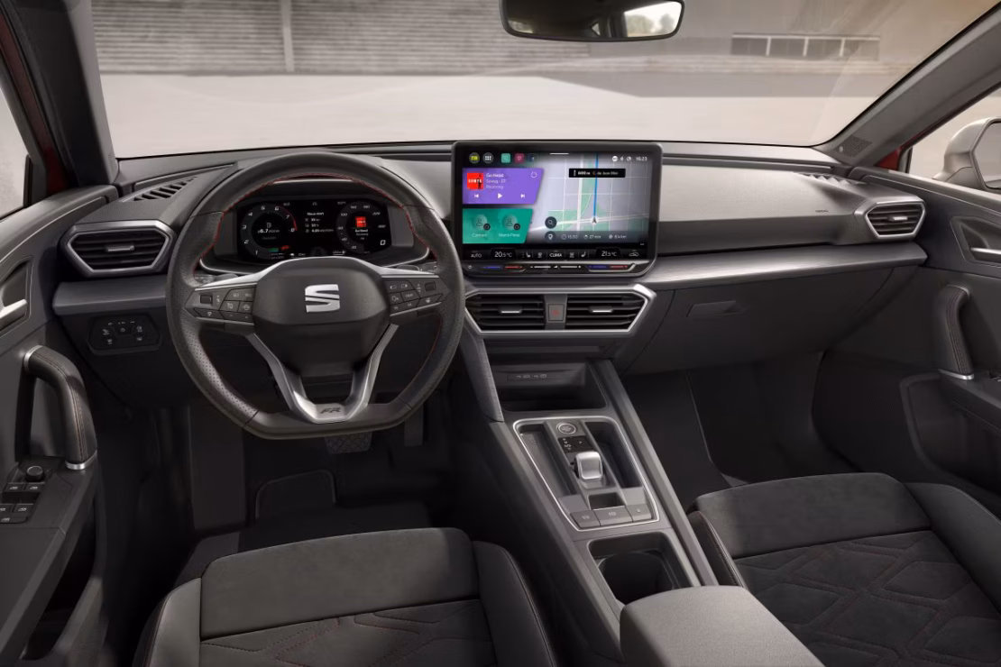 Seat Leon 1.5 TSI e-Hybrid FR Business DSG zakelijk leasen - dashboard met infotainmentscherm