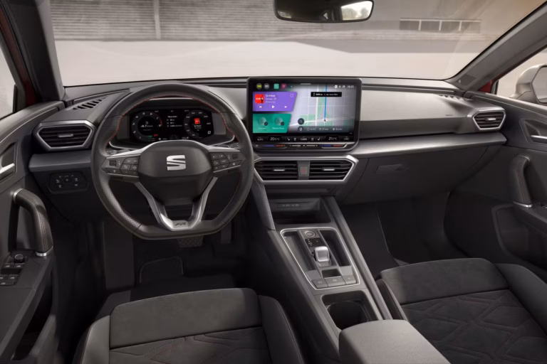 Seat Leon 1.5 TSI e-Hybrid FR Business DSG zakelijk leasen - dashboard met infotainmentscherm