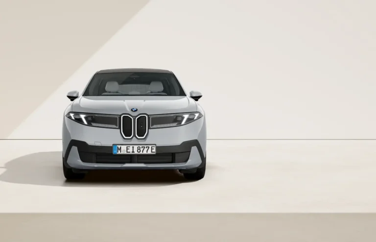 BMW iX3 zakelijk leasen - vooraanzicht van bovenaf op een verhoogd platform