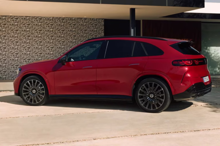 Mercedes-Benz GLC leasen - zijaanzicht bij een moderne woning