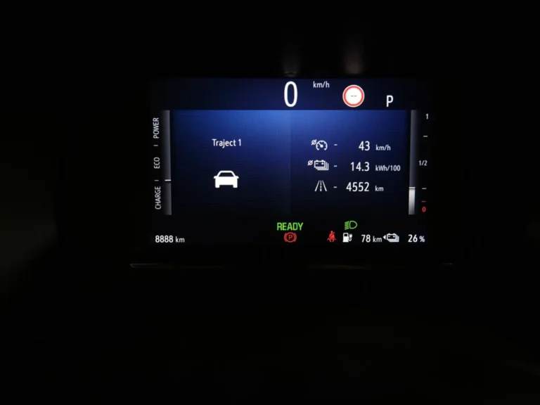 Elektrische Opel Corsa Zakelijk Leasen - close-up van het digitale instrumentenpaneel met tripgegevens