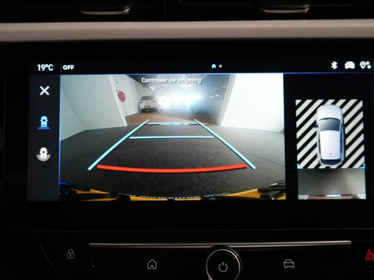 Elektrische Opel Corsa Zakelijk Leasen - infotainmentscherm met achteruitrijcamera en parkeerhulp