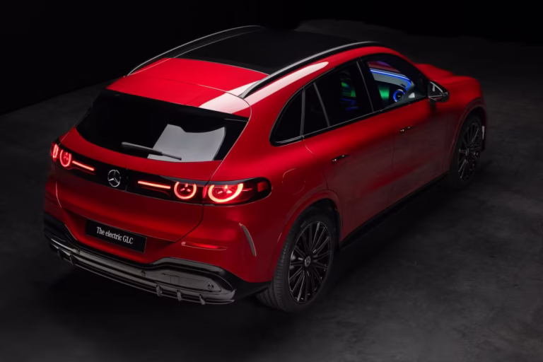 Mercedes-Benz GLC 400 4MATIC Business Solution AMG zakelijke lease - schuin achteraanzicht in de fotostudio