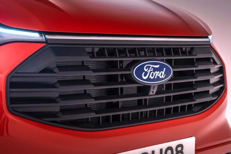 Ford E-Transit Custom leasen - close-up van de grille met Ford-ovaal