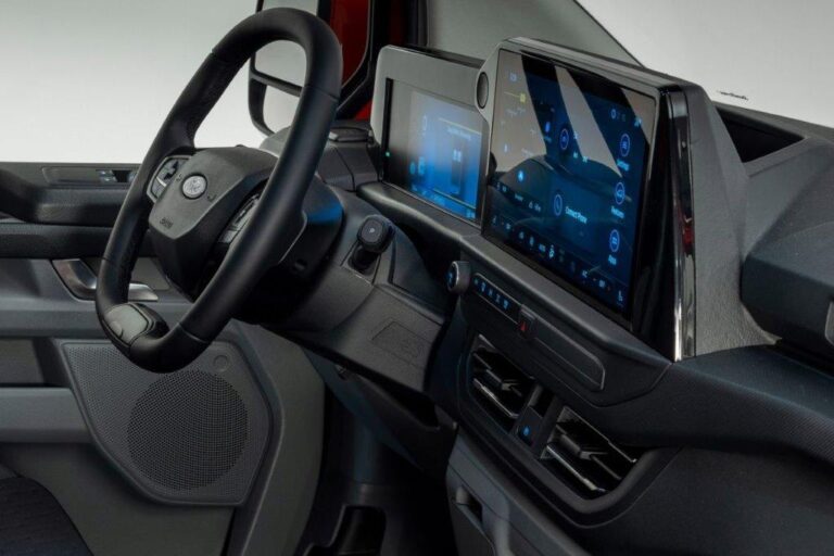 Ford E-Transit Custom leasen - dashboard met stuurwiel en dubbel scherm