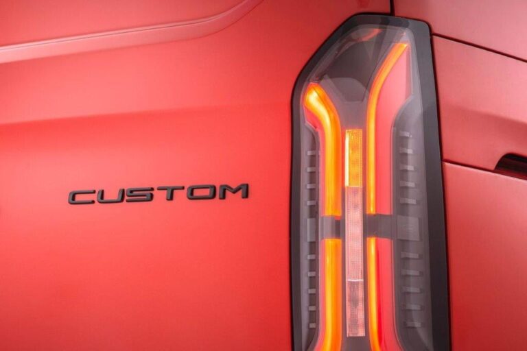 Ford E-Transit Custom leasen - close-up van het achterlicht met Custom-belettering