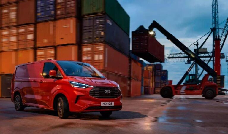 Ford Transit Custom full operational lease - schuin vooraanzicht bij een containerterminal in de avondschemering