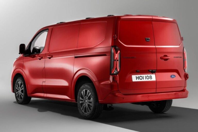 Ford Transit Custom leasen - schuin achteraanzicht van de rode bestelbus in studio-opstelling