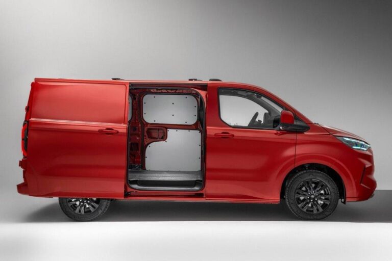 Ford Transit Custom leasen - zijaanzicht met geopende schuifdeur en zicht op de laadruimte