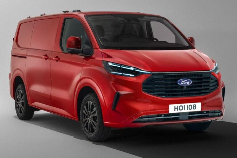 Ford Transit Custom leasen - schuin vooraanzicht van de rode bestelbus in studio-opstelling