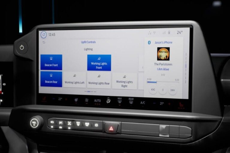 Ford Transit Custom leasen - infotainmentscherm met bediening voor de werklichten