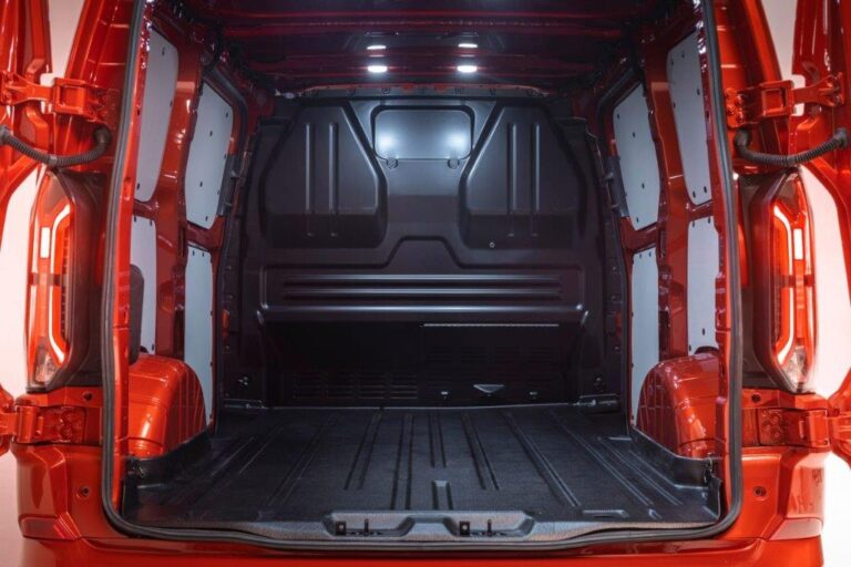Ford Transit Custom leasen - lege laadruimte gezien vanuit de geopende achterdeuren