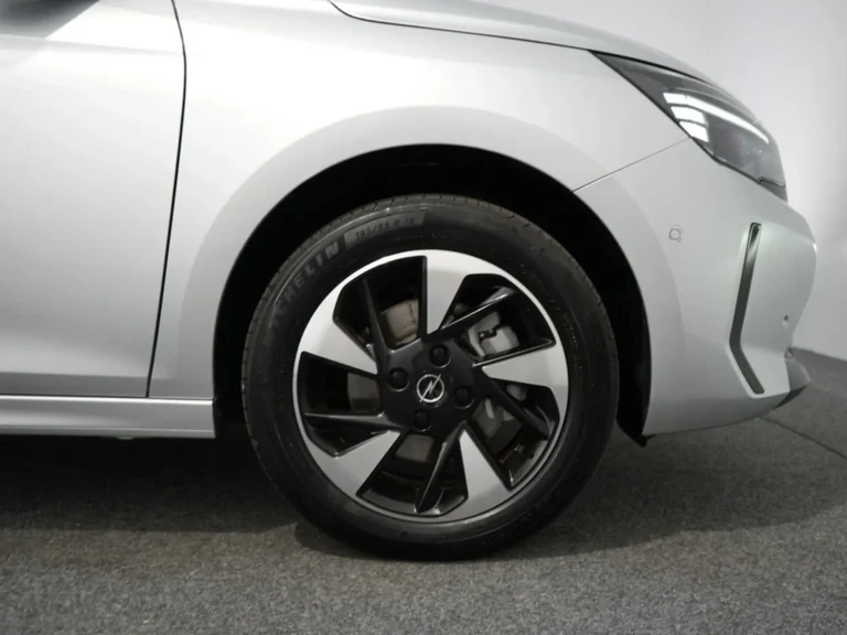 Full Operational Occasion Lease Opel Corsa-e - close-up van het voorwiel en de wielkast