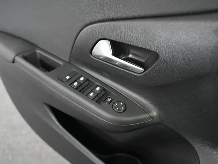 Full Operational Occasion Lease Opel Corsa-e - close-up van het portier met raambediening