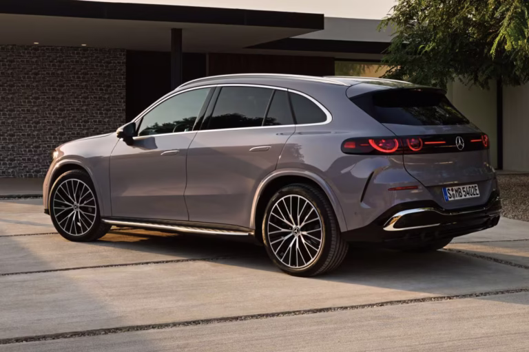 Mercedes-Benz GLC zakelijk leasen - schuin achteraanzicht bij een moderne woning