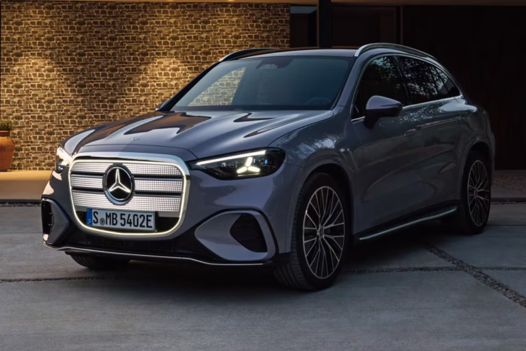 Mercedes-Benz GLC 400 4MATIC Business Solution AMG leasen - schuin vooraanzicht in avondlicht