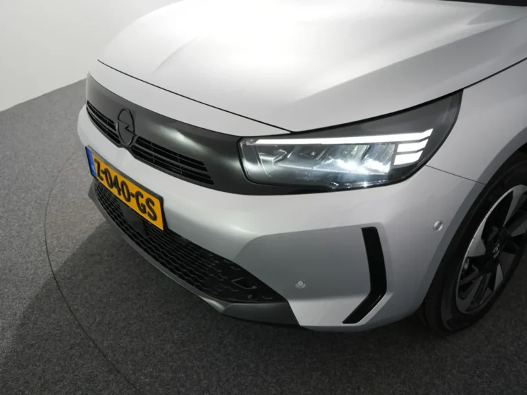 Opel Corsa-e full operational lease - close-up van de motorkap met Opel-logo en led-koplamp