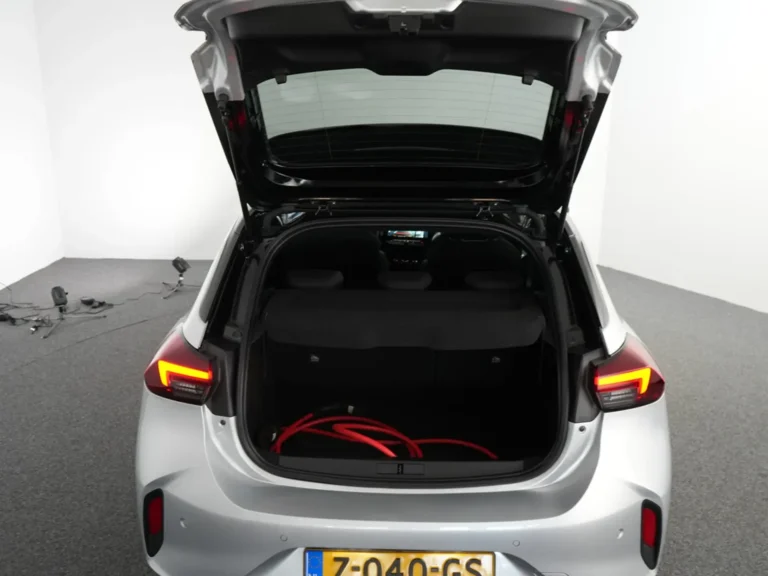 Opel Corsa-e zakelijk leasen uit voorraad - lege kofferbak met geopende achterklep