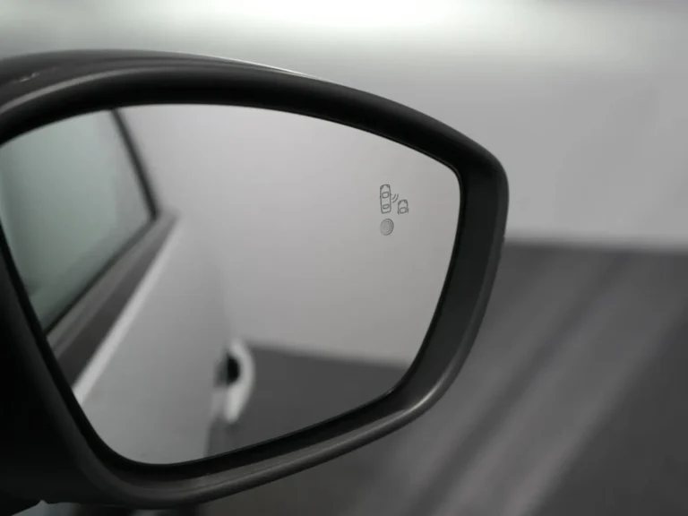 Opel Corsa-e zakelijk leasen uit voorraad - close-up van de buitenspiegel