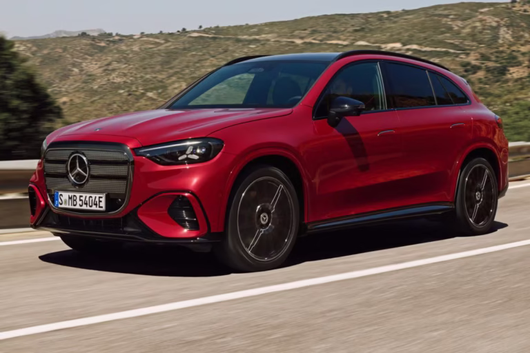 Mercedes-Benz GLC 400 4MATIC Business Solution AMG zakelijke lease - rijdend schuin vooraanzicht in het rood