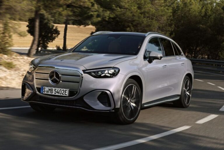 Mercedes-Benz GLC 400 4MATIC Business Solution AMG lease - rijdend schuin vooraanzicht in zilvergrijs