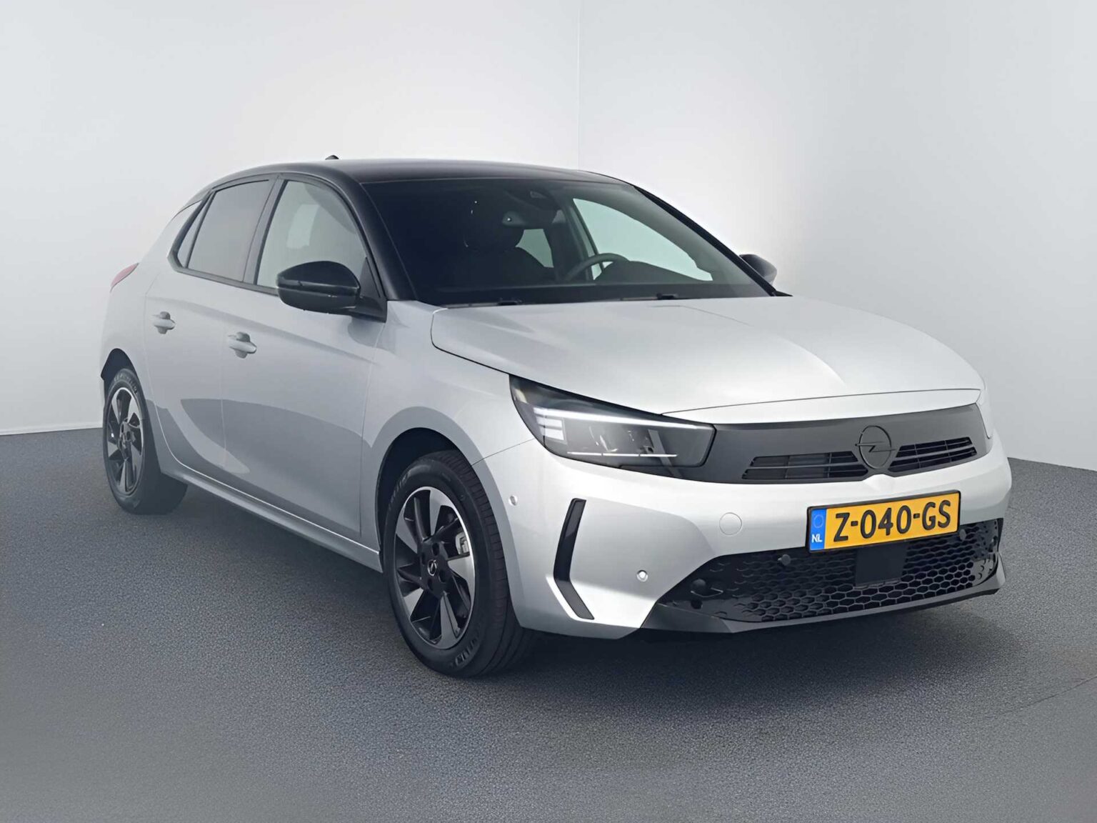 Zakelijk leasen Opel Corsa-e Electric GS - schuin vooraanzicht op grijze studio-achtergrond