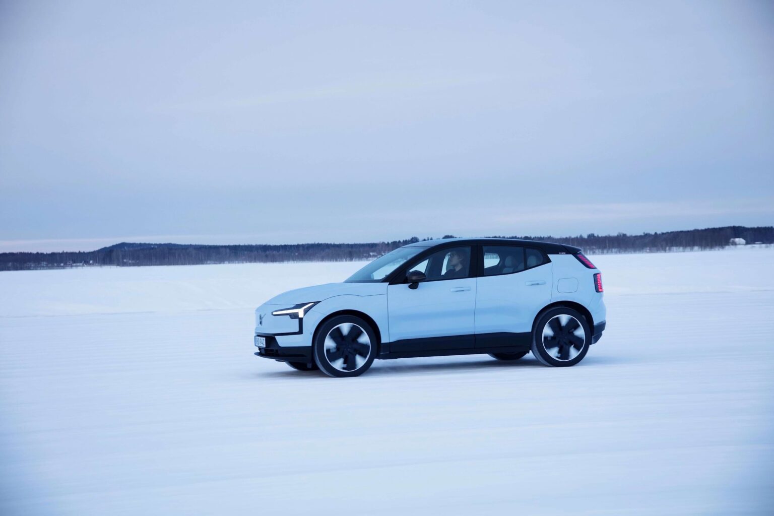 Zakelijke Lease Volvo EX30 - zijaanzicht tijdens het rijden op een besneeuwd landschap