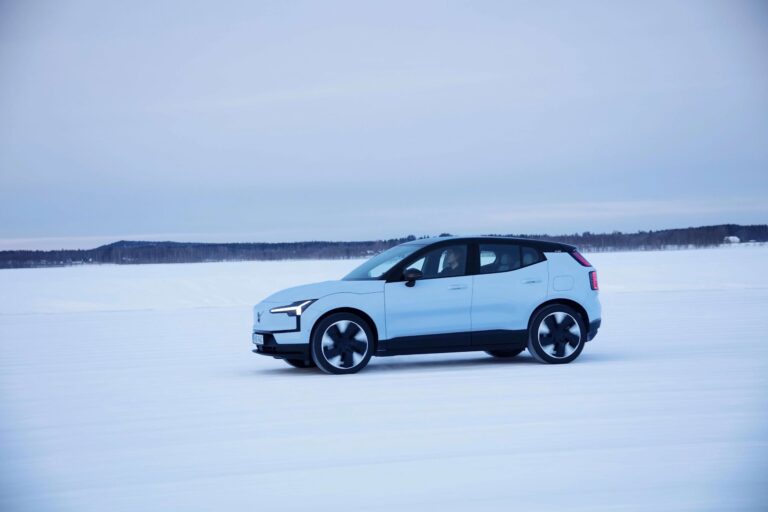 Zakelijke Lease Volvo EX30 - zijaanzicht tijdens het rijden op een besneeuwd landschap