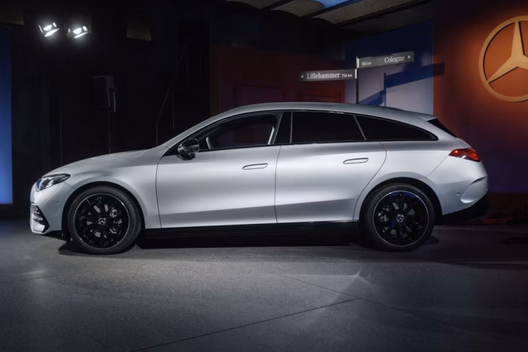 Mercedes-Benz CLA Shooting Brake 250+ Business Solution AMG leasen - zijaanzicht tijdens een presentatie